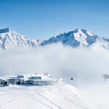 Wenn morgens die ersten Skifahrer in die Gondeln steigen, ist das Gletscherskigebiet im Stubaital längst für den Tag gerüstet - (c) Stubai Gletscher Andre Schönherr