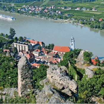 Tiefblick von der Ruine Dürnstein zur Donau und auf das Stadtgebiet von Dürnstein - (c) Rother Bergverlag