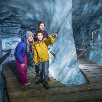 Neben dem Skilauf bietet sich auch die Eisgrotte für einen Besuch an. Hier kann man vile über die Gletscherwelt kennen lernen - (c) Stubaier Gletscher Andre Schönherr