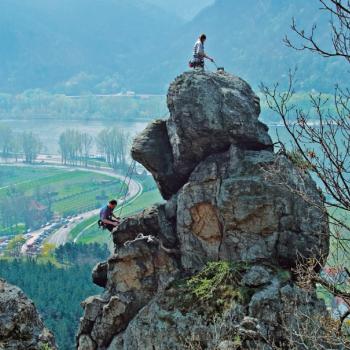 Kletterer an den Gneisfelsen des Däumling im Dürnsteiner Klettergarten - (c) Rother Bergverlag