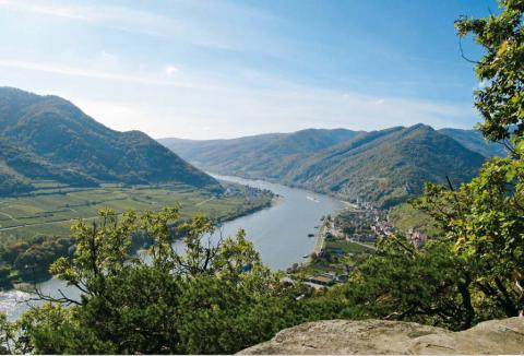 Blick vom Aussichtspunkt auf die Donau - (c) Rother Bergverlag