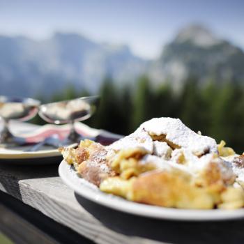 Die Gipfel von Rofan- und Karwendelgebirge locken im Herbst nicht nur mit einmaligen Ausblicken, sondern auch mit traditionsreichen Hütten, auf denen sich der Wirt gern einmal dazu setzt, wenn Gäste ihren Kaiserschmarrn oder ihre Jause verzehren - (c) Achensee Tourismus