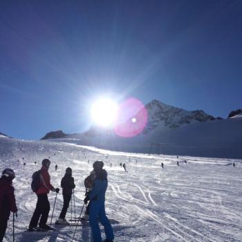 Die Skipisten werden täglich mit Pistenfahrzeugen präpariert. Bei Schneefall fangen sechs Pistenraupenfahrer, die sogenannte „Nachtschicht“, um 2 Uhr morgens, die Pisten zu präparieren - (c) Gabi Dräger