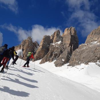 Motorschlitten, Schneeschuhe, Rodel – im Grenzgebiet von Südtirol und Venetien lässt sich das prachtvolle Gebirgsmassiv der Drei Zinnen im Winter auf seine schönste Art erleben - Klaus Pfenning