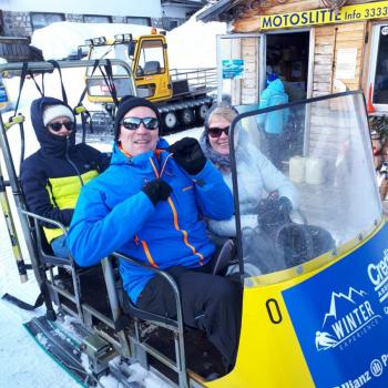 Von Misurina im Süden der Drei Zinnen geht es mit dem Motorschlitten in flotter Fahrt hinauf zur 2.320 Meter hoch gelegenen Auronzo-Hütte - (c) Klaus Pfenning