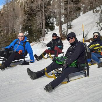 Dann tauschen wir die Schneeschuhe gegen Rodelschlitten und sausen auf der zugeschneiten Fahrstraße die fünf Kilometer hinunter in Richtung Misurina - (c) Klaus Pfenning