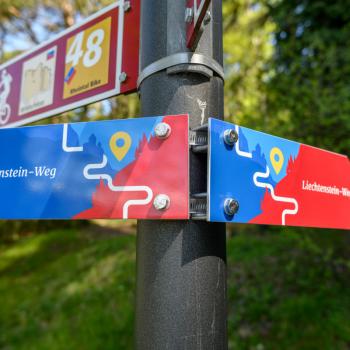 Die Wegweiser am Liechtenstein-Weg bieten eine sehr gute Orientierung auf der Wanderung im Fürstentum - (c) Liechtenstein Marketing