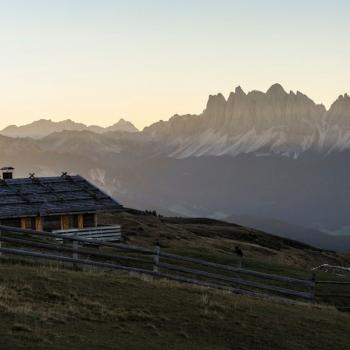 Sonnenaufgang über der Almhütte - (c) Tourismusverein Klausen