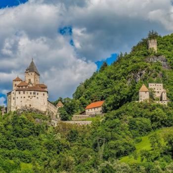 Alte Burg im sommerlichen Eisacktal - (c) Tourismusverein Klausen