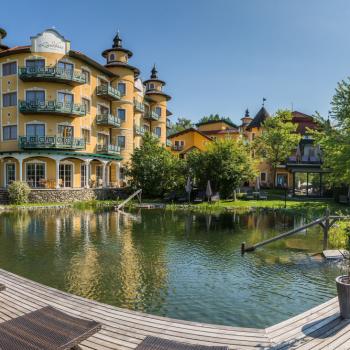 Gern besucht ist im Sommer der Schwimmteich des Hotels Guglwald - (c) Alexander Kaiser - Lichtlinienat Hotel Guglwald