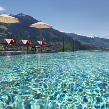 Der Außenpool des Alpinas - Kinderhotel mit Lifestyle „alpina zillertal“ in Fügen