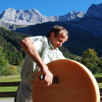 Sie lenken das Augenmerk auf die Pflege der Kulturlandschaft und Herstellung von typischen Almprodukten, vom Tiere füttern und melken bis zum „Buttern und Kasen“. - (c) TVB Silberregion Karwendel