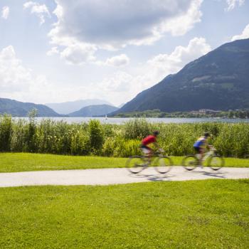 Auf der gut ausgebauten und asphaltierten Straße geht es hinunter ins Tal zu einer Runde um den stillen Ossiacher See - (c) Alpinhotel Pacheiner