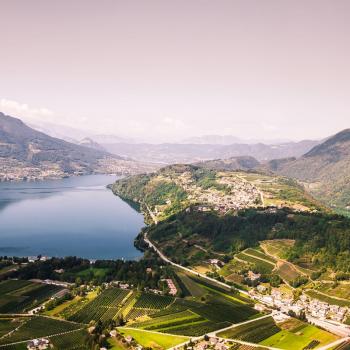 Blick über die beiden Seen Lago di Caldonazzo (links) und Lago di Levico (rechts) - (c) Storytravelers TVB Valsugana Lagorai