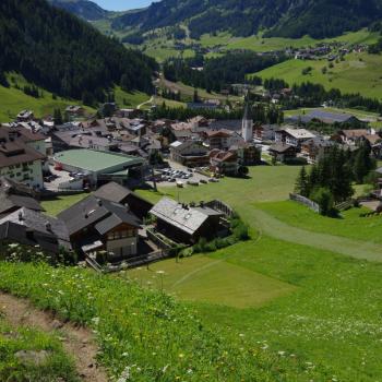 In Corvara, Herzen des ladinischen Dolomiten-Tals Alta Badia, erwarten die Besucher viele Wanderungen mit wunderbaren Ausblicken auf die Berge - (c) Harald G. Koch