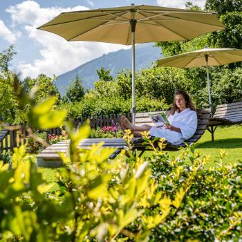 Der 4.400 m2 große Crystal Garten spielt eine zentrale Rolle. Rosengarten, Kräutergarten, Beeren- und Obstgarten – hier hat alles seinen Platz - (c) Günter Standl Fotografie