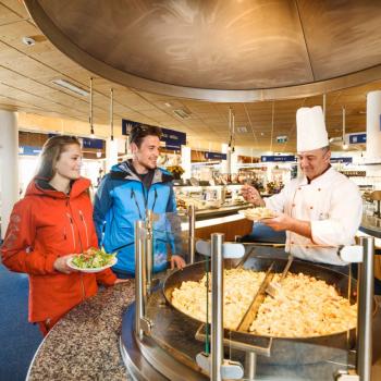 Harry, der Restaurant-Manager, erklärt: „Wir kaufen für die fünf Gletscherrestaurants gemeinsam bei einheimischen Bauern ein. Die Frischwaren sind alle aus Tirol, nur die Äpfel kommen aus der Steiermark. Apfel- und Topfenstrudel sind selbst gebacken, darauf legen wir größten Wert." - (c) Stubaier Gletscher Andre Schönherr