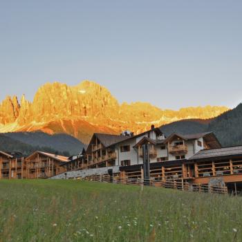 Klettern im Rosengarten - Der Cyprianerhof vor dem glühenden Rosengarten - (c) Cyprianerhof