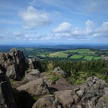 Beeindruckend ist die Felsformation und darüber hinaus ein wunderbarer Aussichtspunkt über die Wetterau - Wandern im Vogelsberg – Die Gipfeltour Schotten - (c) Gabi Vögele