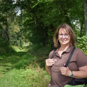 Pünktlich um 8:30 Uhr holt uns die Naturparkführerin Karin Bochenek, an der Taufsteinhütte, unserem Nachtquartier ab - Wandern im Vogelsberg – Die Gipfeltour Schotten - (c) Gabi Vögele