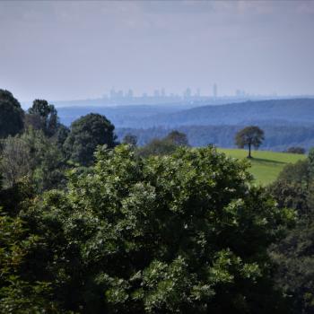 Im Hintergrund sehen wir die Skyline von Frankfurt - Wandern im Vogelsberg – Die Gipfeltour Schotten - (c) Gabi Vögele