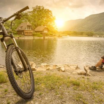 Unten im Tal lockt das schimmert das Wasser des <a href="https://www.pacheiner.at/sommer/kaerntner-seen.html" target="_blank">Ossiacher Sees</a> - (c) Alpinhotel Pacheiner