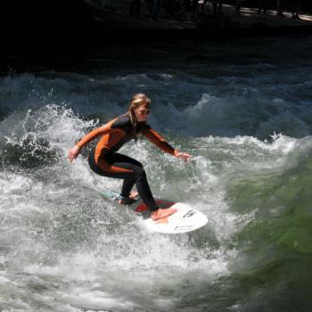 Wer einmal auf der Welle im Eisbach surft, der kommt immer wieder, das ist eine Faszination, der man nicht mehr widerstehen kann - (c) Gabi Dräger