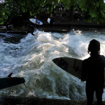 Wer einmal auf der Welle im Eisbach surft, der kommt immer wieder, das ist eine Faszination, der man nicht mehr widerstehen kann - (c) Gabi Dräger
