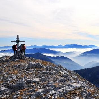 Mit Sonnenschein empfangen uns die Berge auf der Etappe zum Schiedtlhaus - (c) Steininger