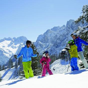 Familie auf der Skipiste beim Skifahren - (c) Bergbahnen Dachstein West-H. Raffalt (Bergbahnen Dachstein West)