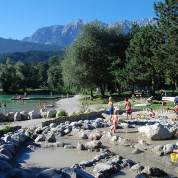 Auch am Badesee Weisslahn haben Kinder mit ihren Eltern viel Spaß - (c) TVB Silberregion Karwendel