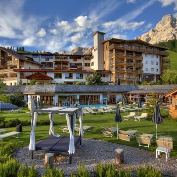 Hotel Fanes und der Panoramaweg auf den Piz Sorega - Gemütlichkeit mit grandiosem Ausblick - (c) Hotel Fanes