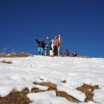 und erklärt uns die Bergwelt des Tannheimer Tals - Winterwanderung auf dem Neunerköpfle - (c) Maren Recken