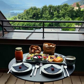 Frühstück mit Blick auf den Kalterer See - Endlich wieder Südtirol – Mit Abstand der schönste Urlaub - (c) Susanne Wess