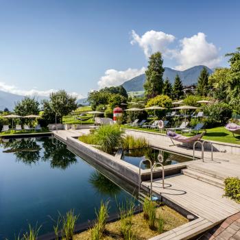 Harmonisch in die Landschaft integriert, besticht dieser biologische Schwimmteich durch edle Ästhetik - (c) Günter Standl Fotografie