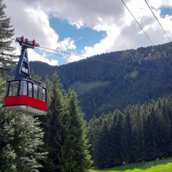 Mit der Hochriesbahn in Samerberg-Grainbach erreichen Bergfans das Gipfelkreuz und die DAV-Hochrieshütte mit Panoramaterrasse in nur fünf Minuten ab der Bergstation über einen kinderwagentauglichen Weg - (c) Chiemsee Alpenland