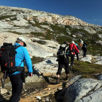 Ostgrönland - Die Wanderungen durch unberührte Landschaften, vorbei an Gletschern und hohen schneebedeckten Bergen bieten jeden Tag ein neues Naturschauspiel