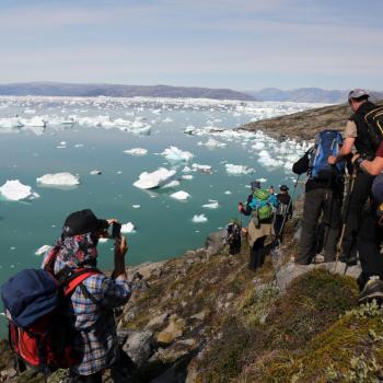 Ostgrönland - Hier tragen zahlreiche Eiskolosse jahrtausende altes Wasser mit sich und driften im Zeitlupentempo mit Ebbe und Flut am neu angelegten Zeltplatz vorbei. 