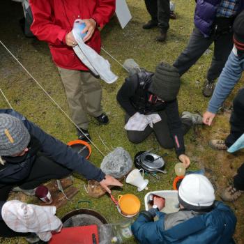 Ostgrönland - in Tasiilaq gilt es, den Proviant samt Küchenzelt, Gaskocher, Töpfen und Pfanne in Empfang zu nehmen