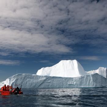 Ostgrönland - Stille umgibt die Umgebung, nur hin und wieder unterbrochen von lautem Grollen, das kilometerweit über den Sermilik-Fjord hallt