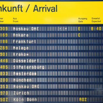 Die Anzeigentafel am Flughafen Tegel in Berlin am 16. April 2010