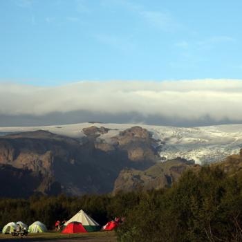 Der Campingplatz auf Island ist der Ausgangspunkt der Wanderung am Fusse des Gletschers