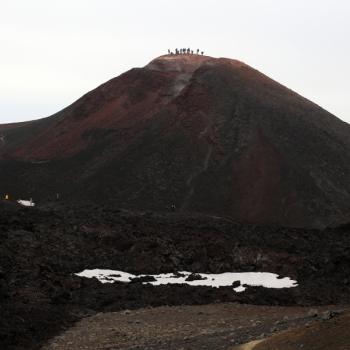 Heiss und schweflig ist der neu entstandenen Vulkankegel in Island