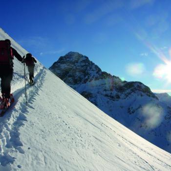 Hangquerung bei einer Skitour im Kleinwalsertal