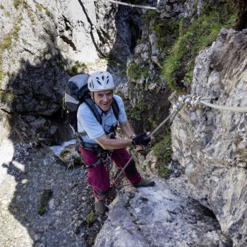 Klettern in Osttirol - Der neu angelegte Klettersteig „Verborgene Welt“ ist ein besonders cooles Erlebnis für Familien: Vier Seilbrücken führen entlang der Galitzenklamm an tosenden Wasserfällen vorbei - (c) Osttirol Werbung
