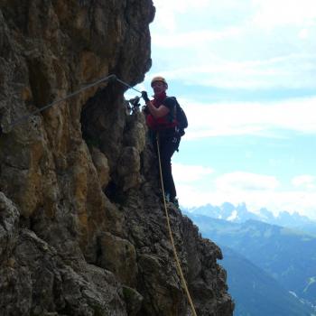 Klettern im Rosengarten - Der Steig führt über griffigen Fels entlang eines Felsturm in eine Scharte, über Querungen und senkrechte Kamine - (c) Susanne Wess