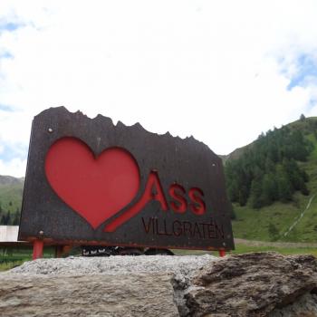 Wander in Osttirol mit einem Ass im Villgratental - Vom Villgratental aus kann man diese auch am Karnischen Kamm bewundern - (c) Jörg Bornmann