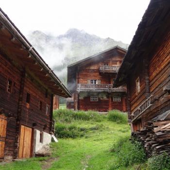 Wander in Osttirol mit einem Ass im Villgratental - Vom Villgratental aus kann man diese auch am Karnischen Kamm bewundern - (c) Jörg Bornmann