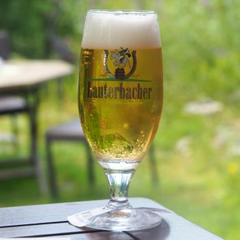 Und zur Belohnung gibt es ein kühles Pils aus Lauterbach - Wandern im Vogelsberg – Die Gipfeltour Schotten - (c) Jörg Bornmann