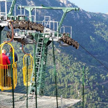 Stehend einzeln oder max. zu Zweit gelangt man in Gondelkörben zur Bergstation des Monte Capanne oder wieder ins Tal - (c) Jörg Bornmann